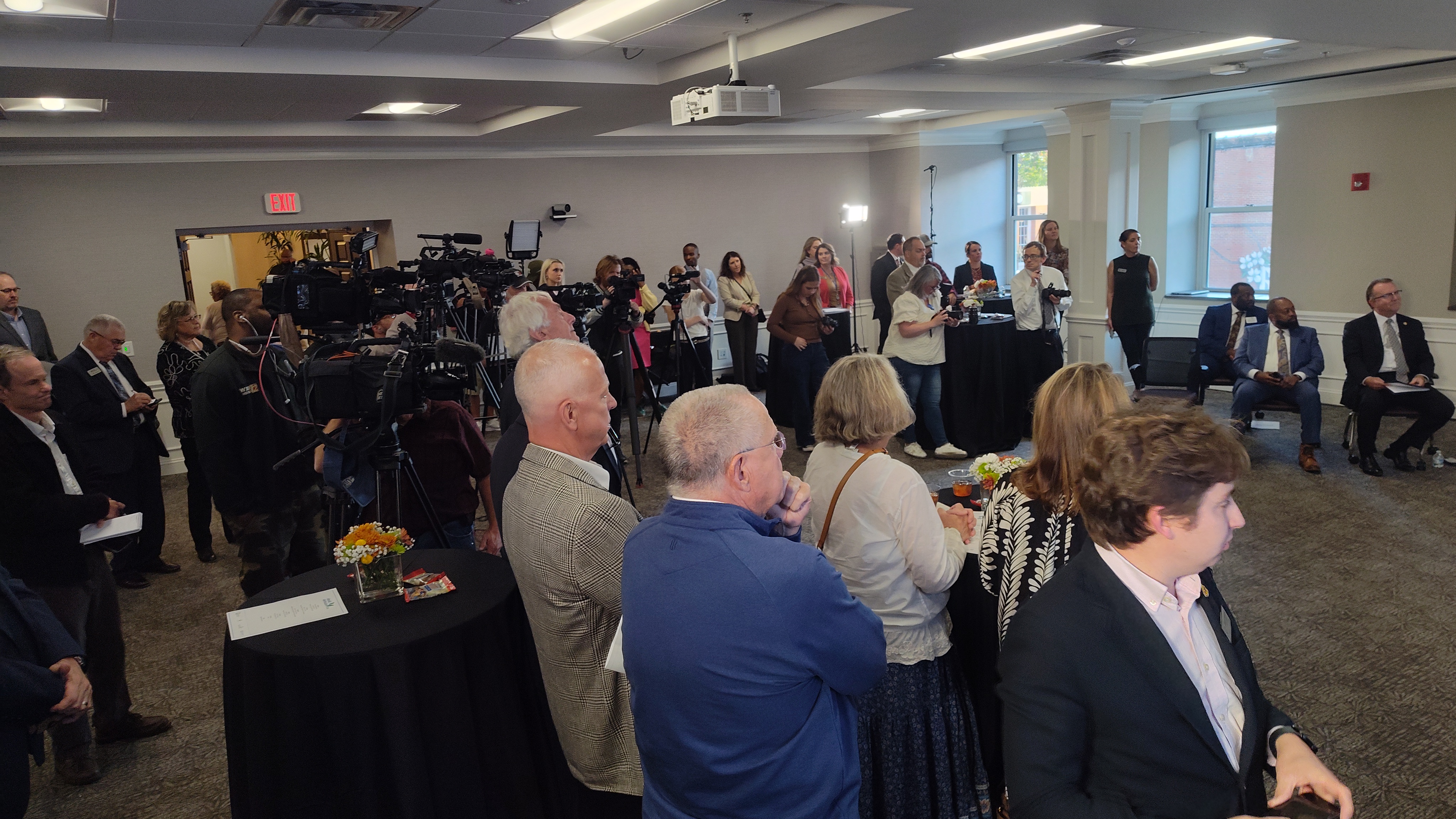 Press conference lights & audio feed
